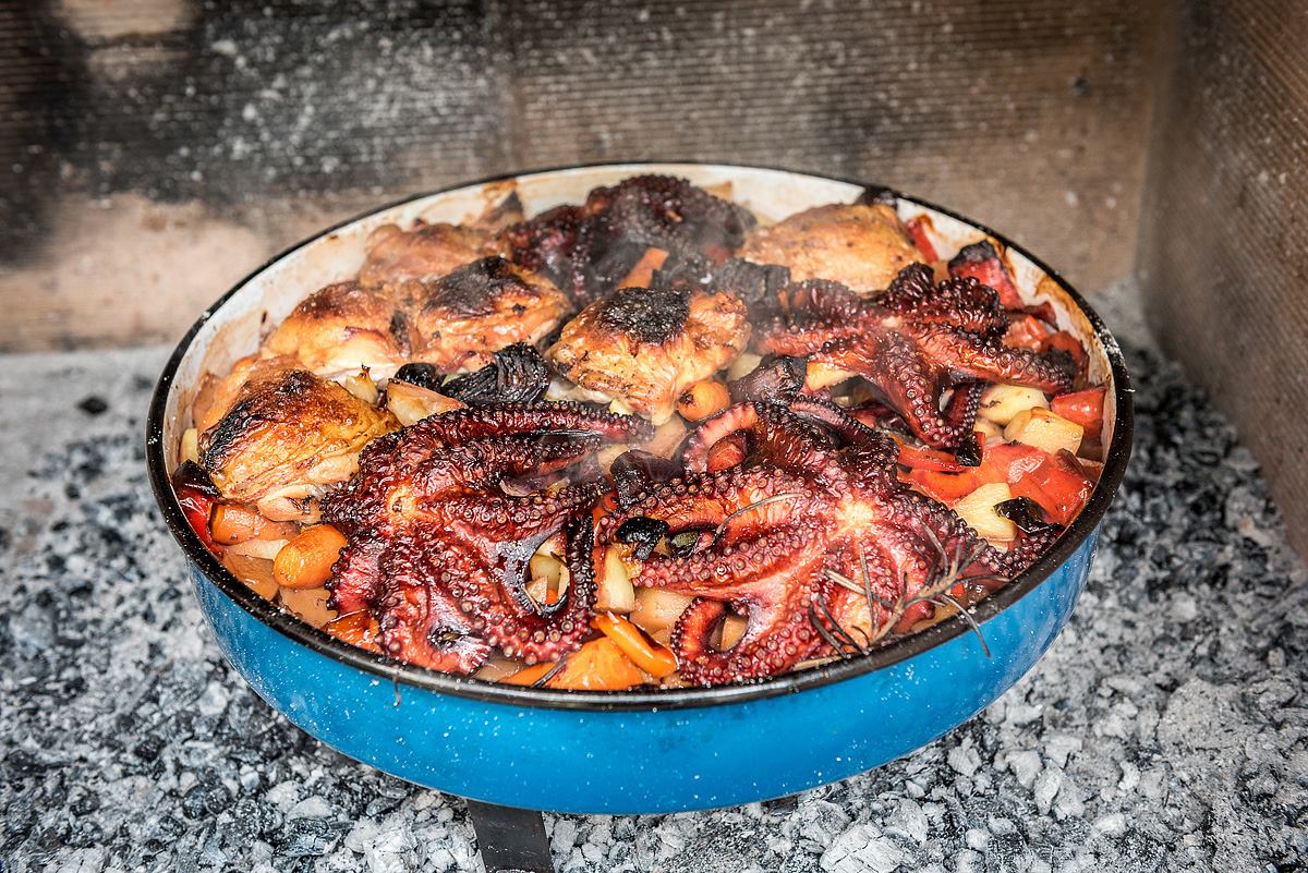 Maso a chobotnice pečené pod pekou