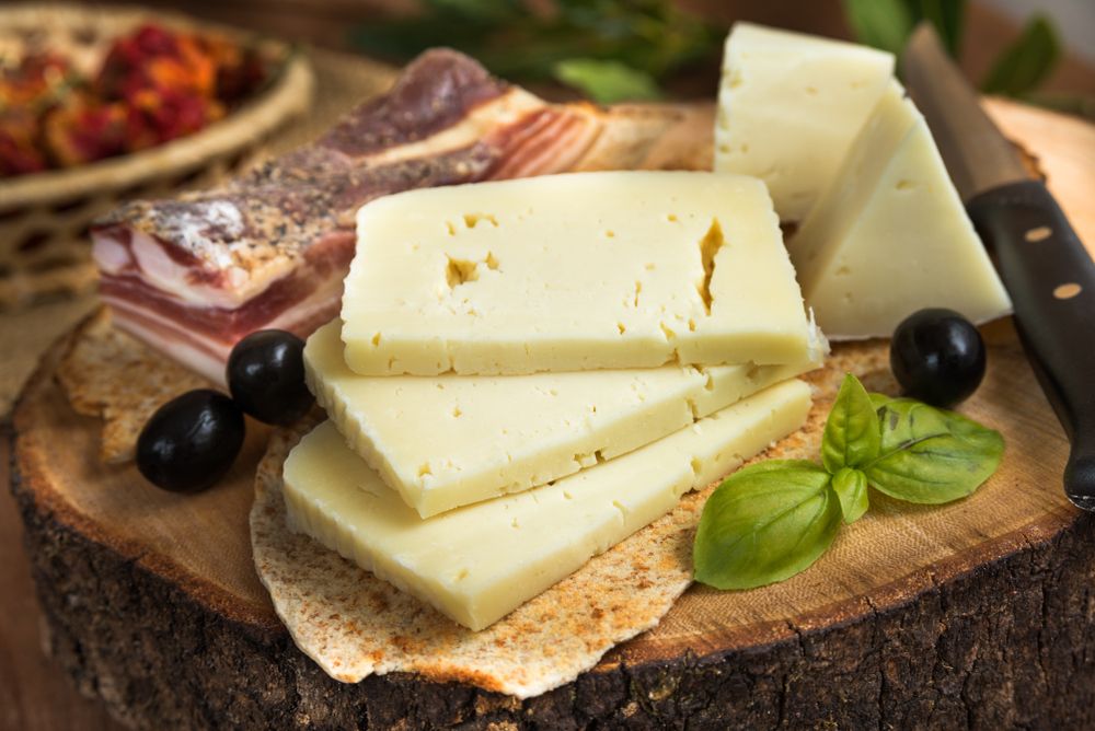 Sardinské pecorino, olivy a uzeniny 
