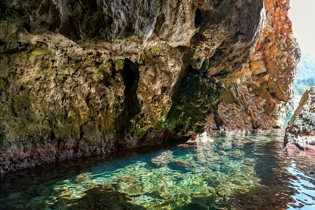 Podmořské jeskyně poblíž Paleokastritsa, Korfu