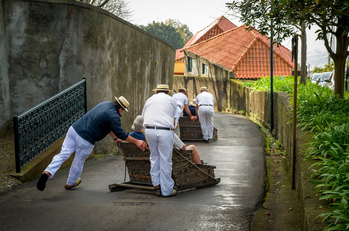 Sešup z Monte na proutěných saních