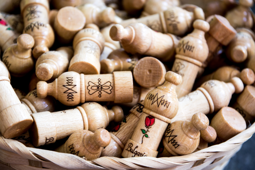 Tradiční dřevěné dózičky s růžovým olejem, Burgas