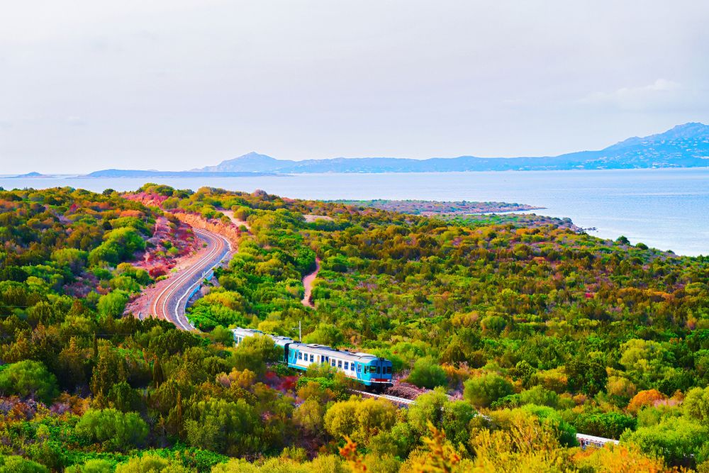 Sardinský vláček u pobřeží Costa Smeralda 