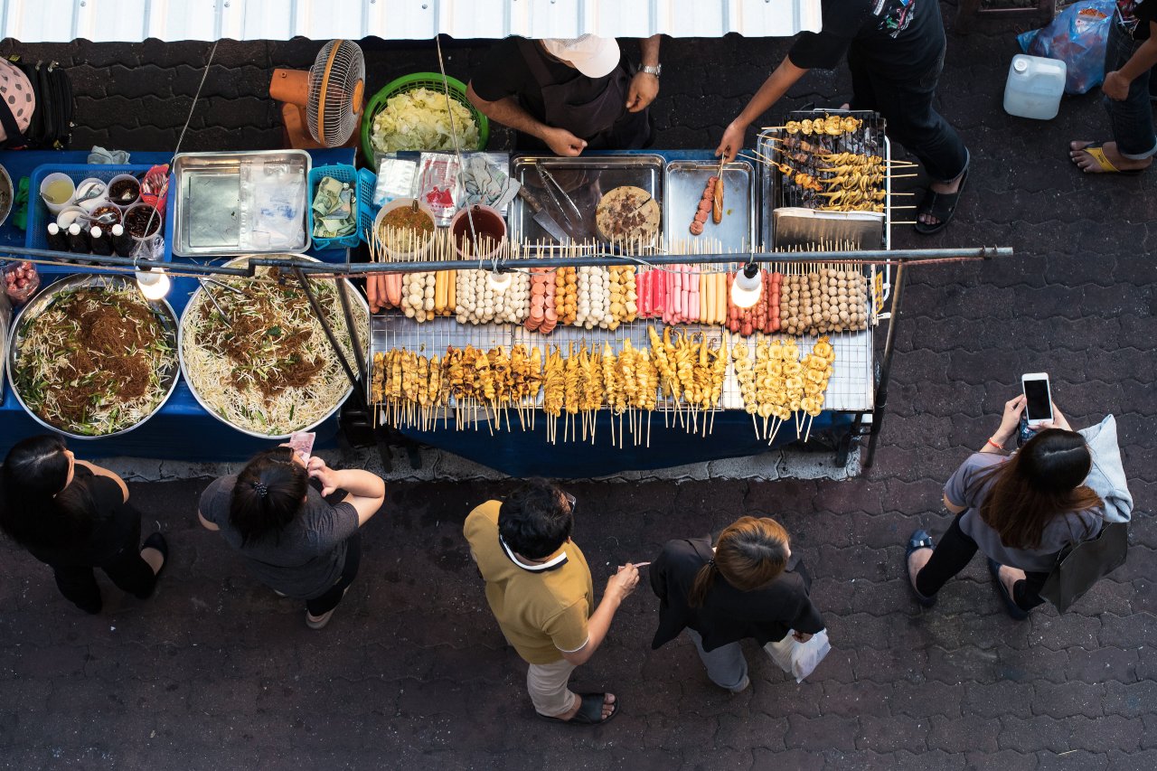 Pouliční trh s jídlem v Thajsku