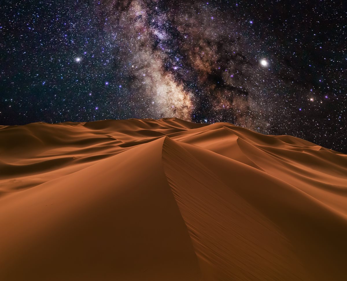Úžasné noční nebe nad Saharou