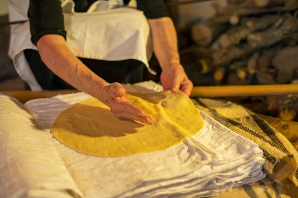 Příprava sardinského chleba pane carasau 
