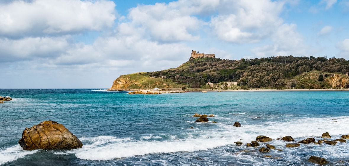 Pevnost Tabarka s pláží