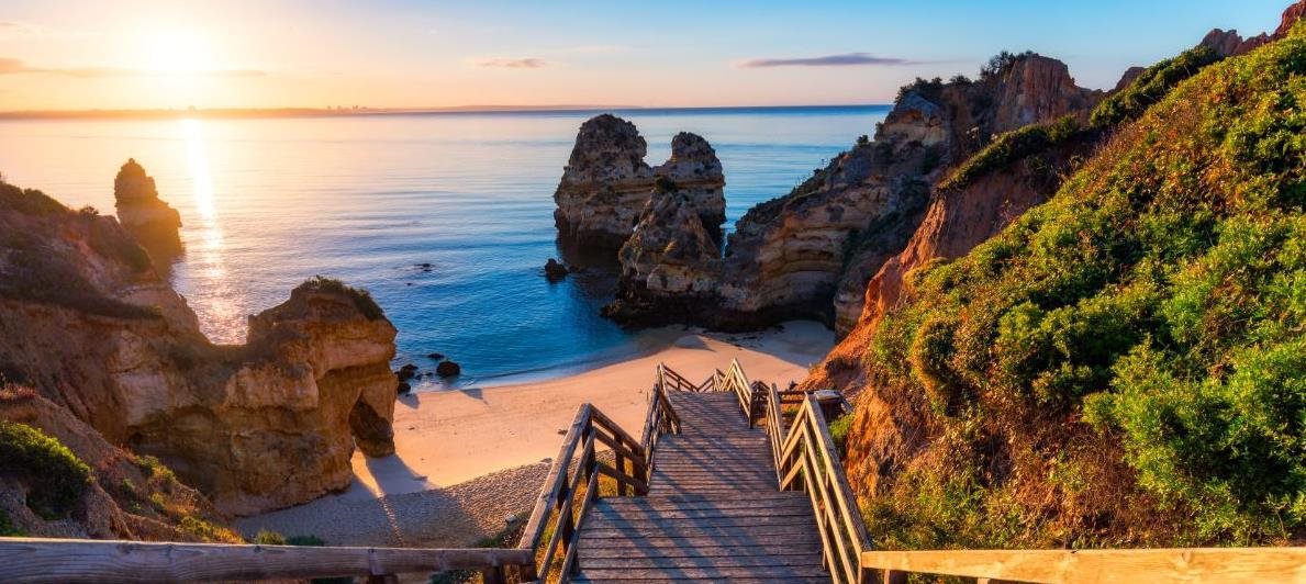 Pláž Camilo zve k prožití dovolené v Algarve