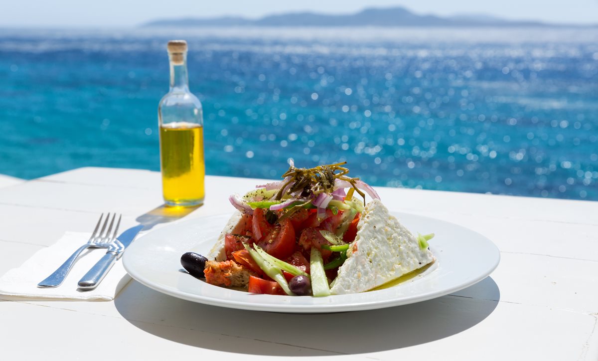 Řecký salát s olivovým olejem – zdravěji už to nejde!
