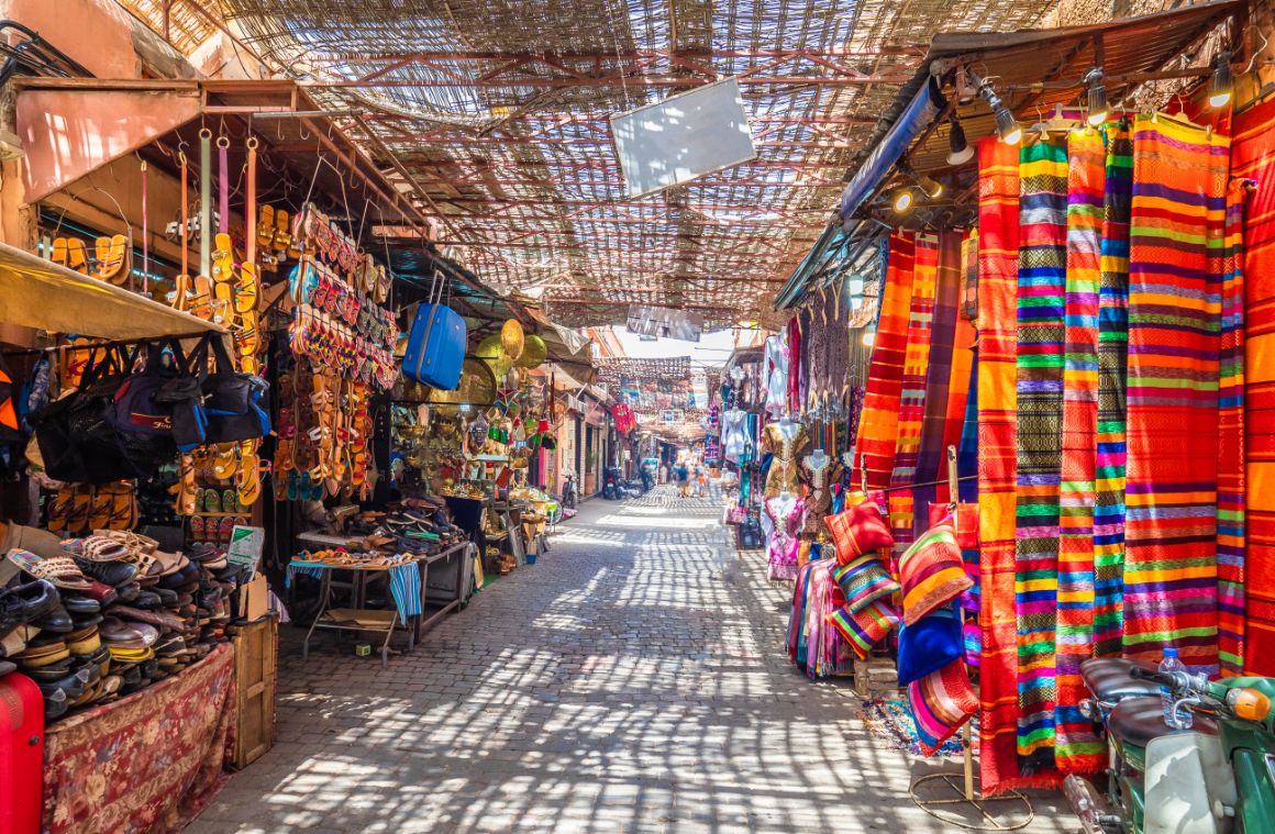 Suvenýry na trhu Jamaa el Fna, Marrákeš, Maroko