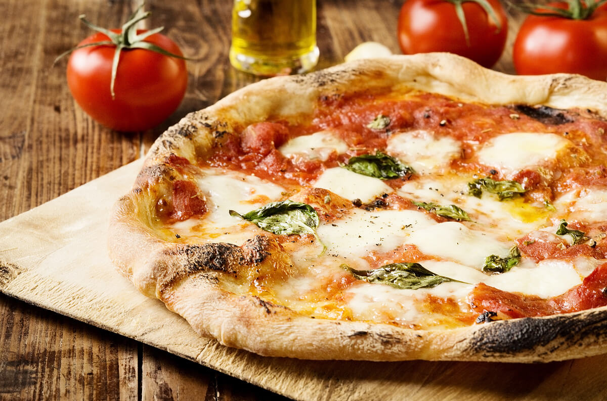 Pizza Margherita v barvách italské vlajky