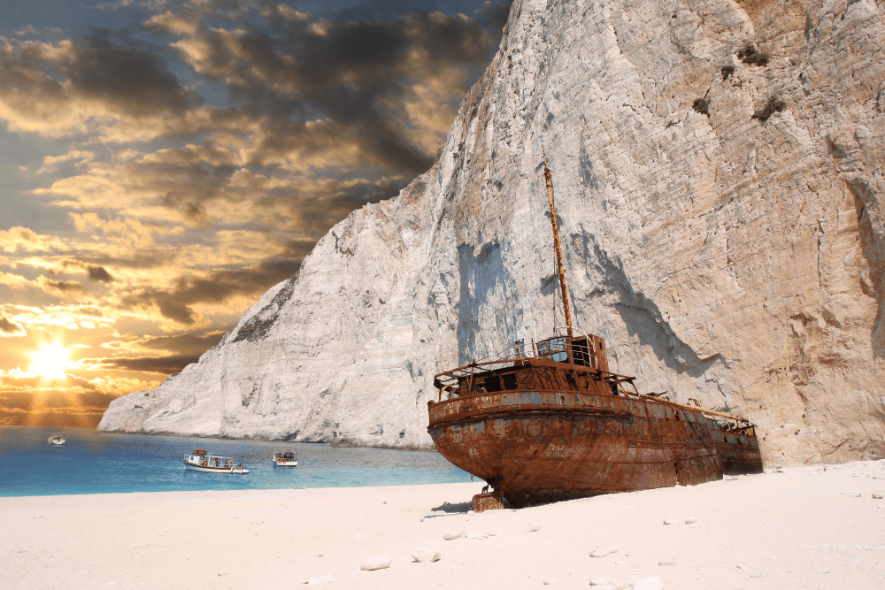 Západ slunce nad pláží Navagio