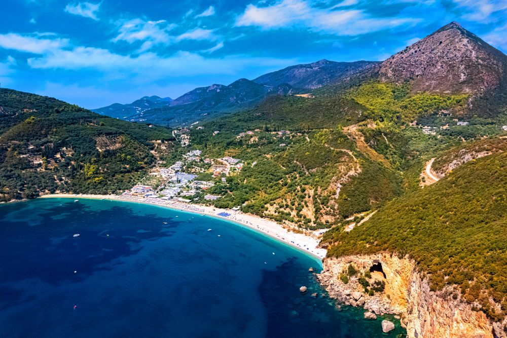 Pyramida hory Pezovolos nad pláží Lichnos u Pargy