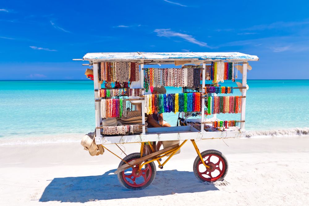 Prodej suvenýrů na pláži, Kuba