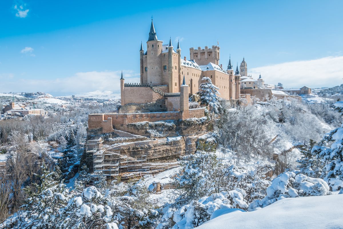Mrazivá zima ve středním Španělsku, město Segovia