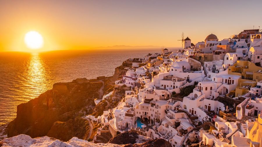 Západ slunce u města Oia, Santorini, Řecko Západ slunce u města Oia, Santorini, Řecko