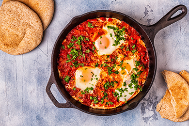 Tuniská shakshuka - zeleninová směs s vajíčky v pálivé omáčce