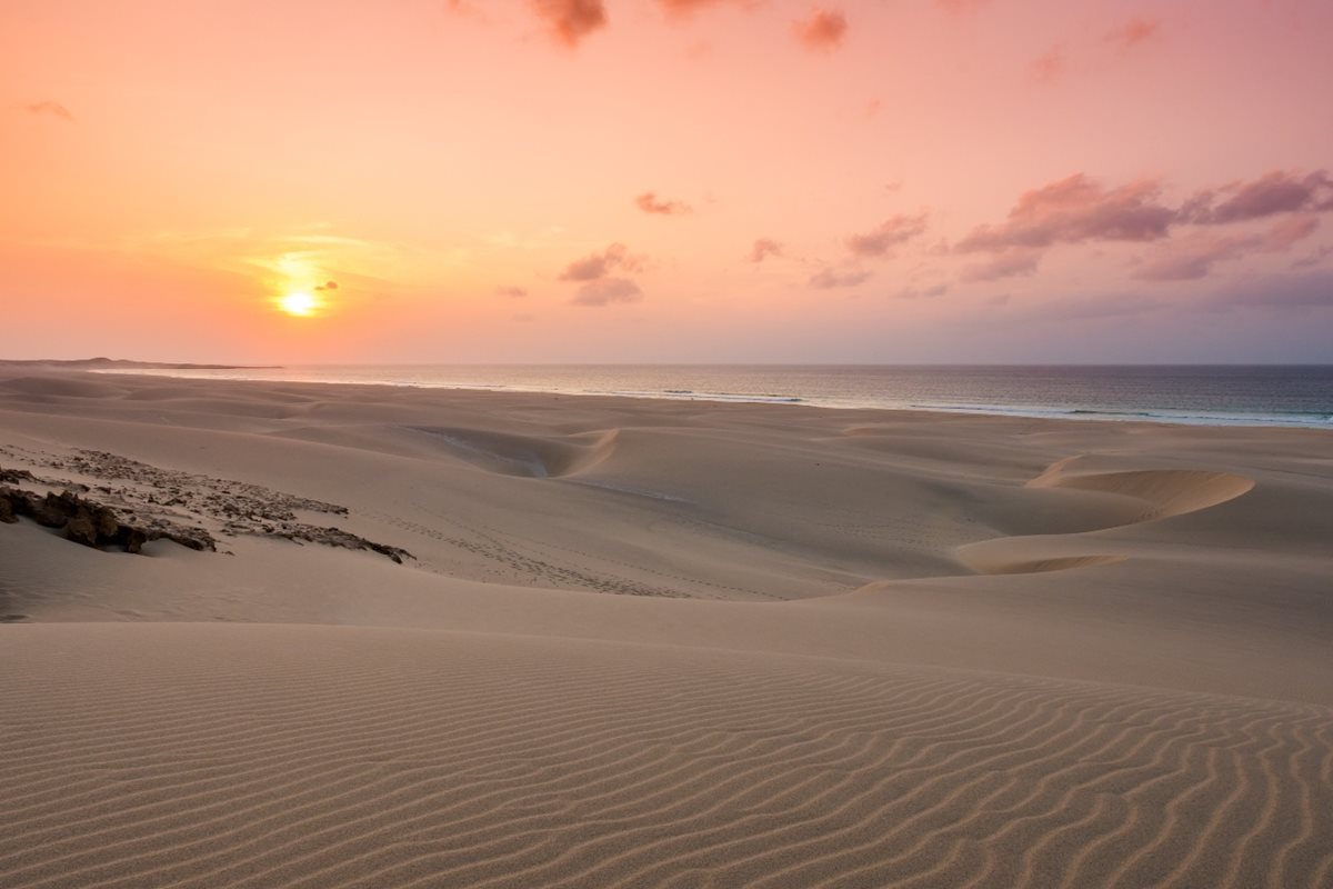 Písečné duny na pláži Chaves, ostrov Boa Vista, Kapverdy